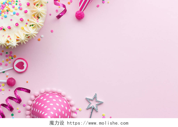 粉色背景的生日蛋糕粉红色生日宴会背景与生日蛋糕和党帽子